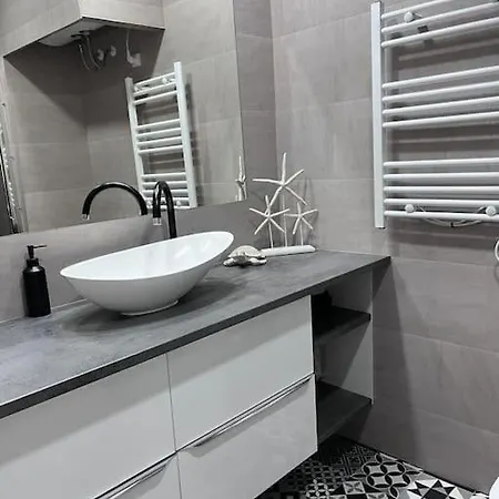 Apartamento Con Terraza Y Vistas En *